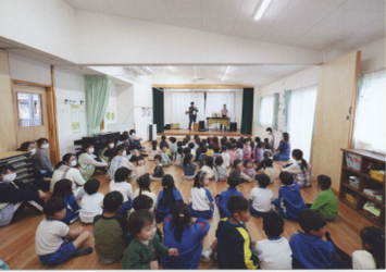 保育園で子どもたちが演奏を鑑賞している様子